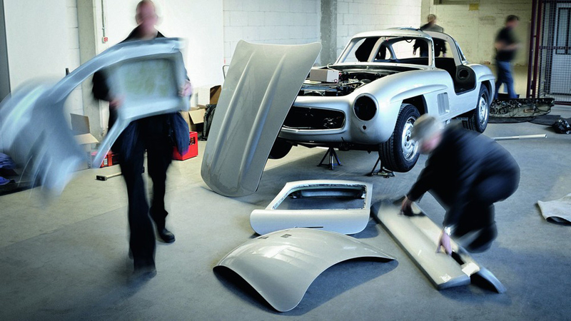 Illustration for article titled Watch Mercedes-Benz Destroy An Illegal 300SL Replica